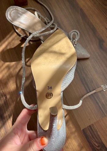 Zara Beyaz İşlemeli Stiletto Topuklu Kadın Ayakkabı