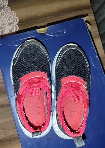 24 Beden kırmızı Renk Kırmızı Siyah Erkek Çocuk Spor Ayakkabı