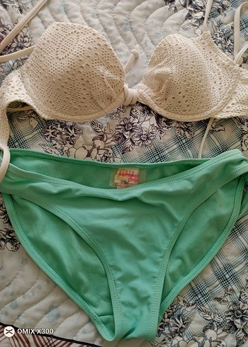 Beyaz Dantel Üst ve Pastel Yeşil Bikini Altı