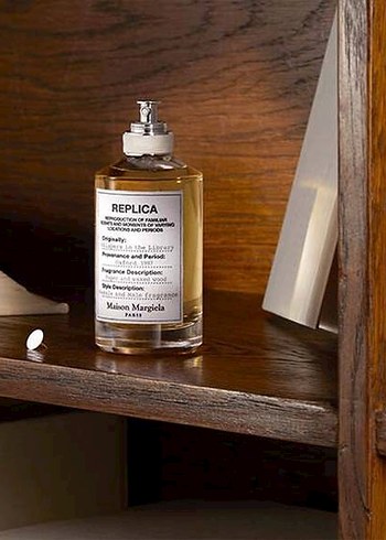 Beden Maison Margiela Replica Whispers in the library 3 ml