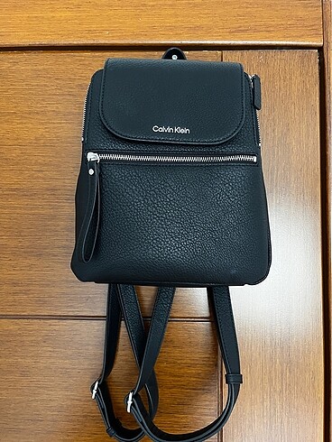 Calvin Klein kadın sırt çantası
