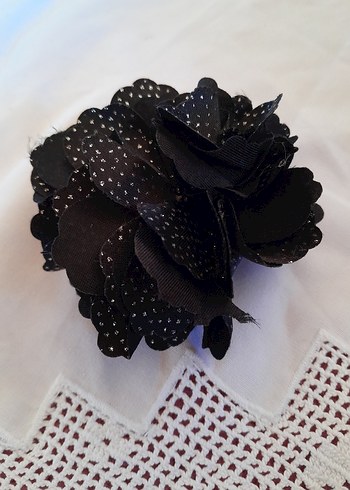 Zara Siyah Çiçekli Fırfırlı Gotik Broş