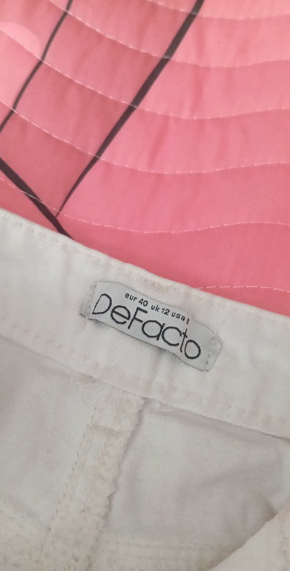 Kadın Beyaz Yırtık Mini Kot Şort - Görsel 3