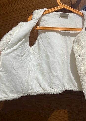 Kız Çocuk 4/5 yaş Beyaz Peluş Yelek Kalp Detaylı - Görsel 4