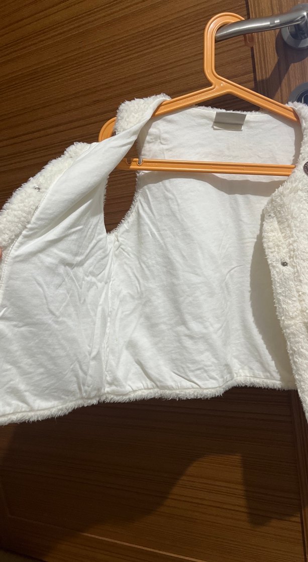 Kız Çocuk 4/5 yaş Beyaz Peluş Yelek Kalp Detaylı - Görsel 4