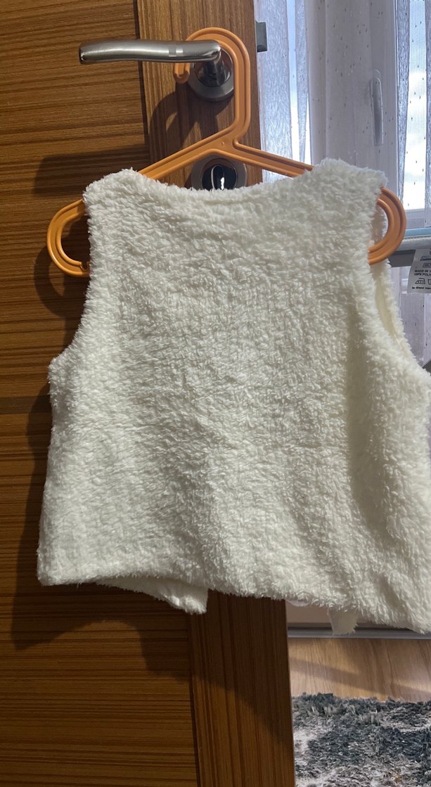 Kız Çocuk 4/5 yaş Beyaz Peluş Yelek Kalp Detaylı - Görsel 3