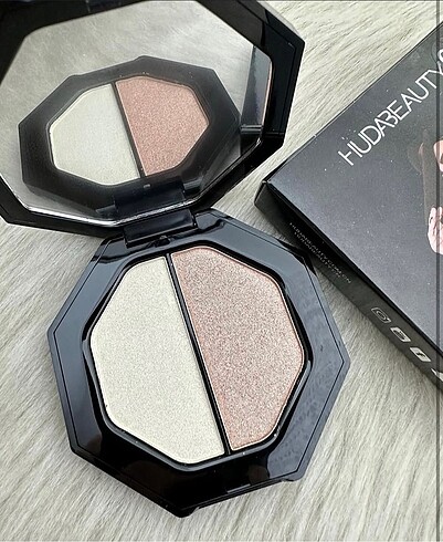 Huda Beauty Toz Aydınlatıcı