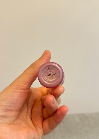 Versace Kadın Parfümü Şık Şişede - Görsel 2