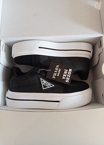 PRADA MİLANO