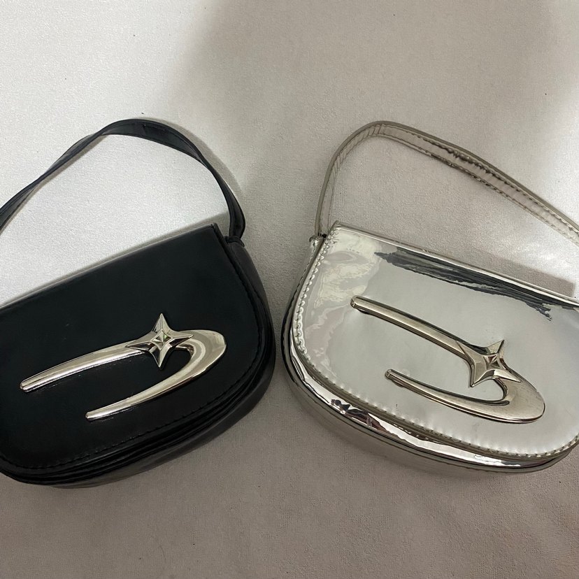 Siyah ve Parlak Metal Tokalı Kadın Çantaları - Görsel 3