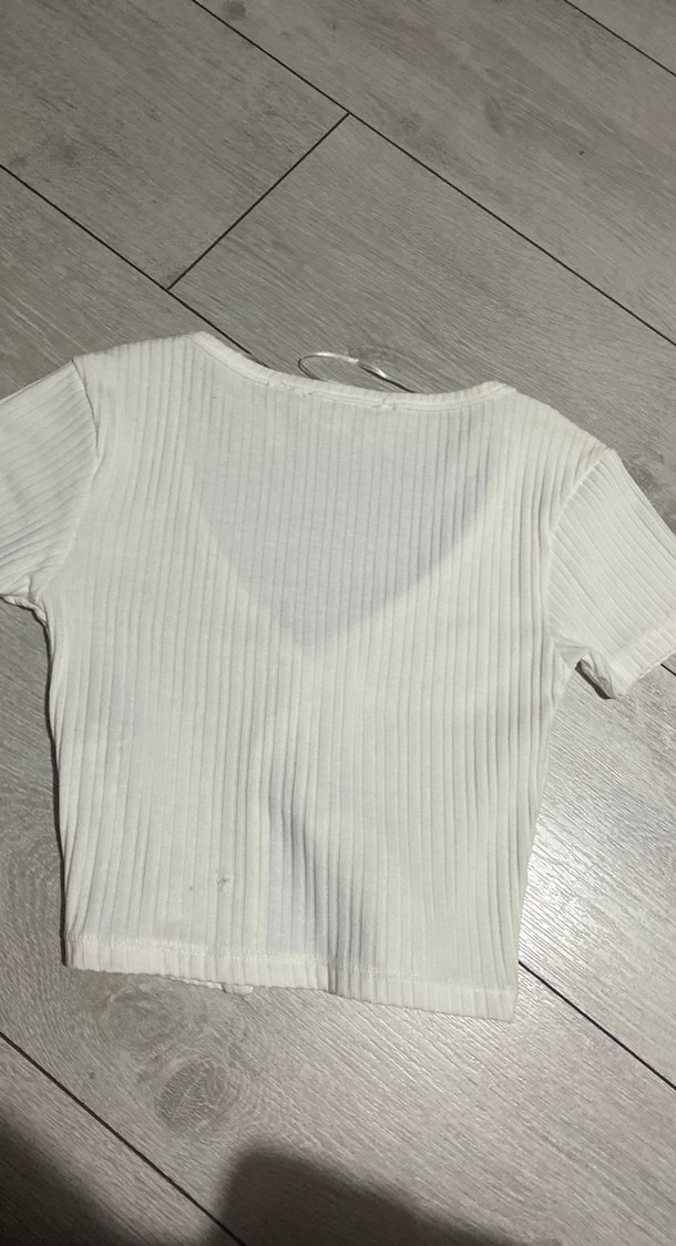 Düğmeli V Yaka Kısa Kollu Beyaz crop - Görsel 2