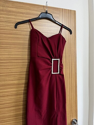 Bordo yırtmaç detay taş aksesuarlı abiye
