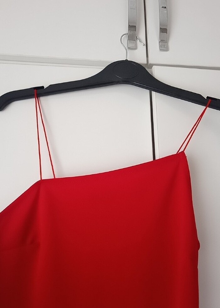 KIRMIZI YIRTMAÇLI ELBİSE - Görsel 3