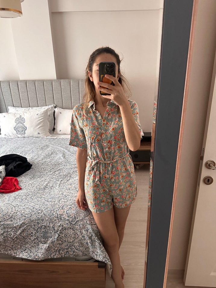 V Yaka Düğmeli Bohem Kısa Tulum - Görsel 4