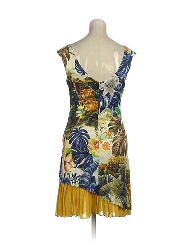 36 Beden PreLoved Kısa Elbise %70 İndirimli.