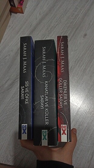 Dikenler ve Güller Sarayı