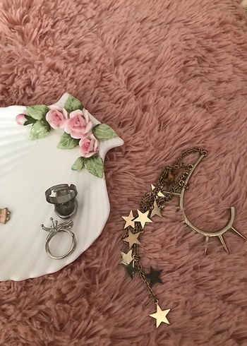 Pembe Nakışlı Kürklü Bohem Kız Aksesuarları ve çeşitli yüzükler