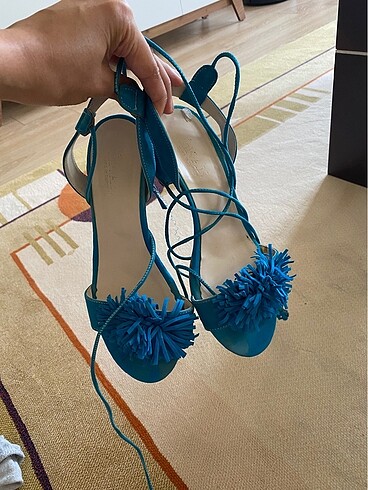 Mavi bilekten bağlamalı ayakkabı