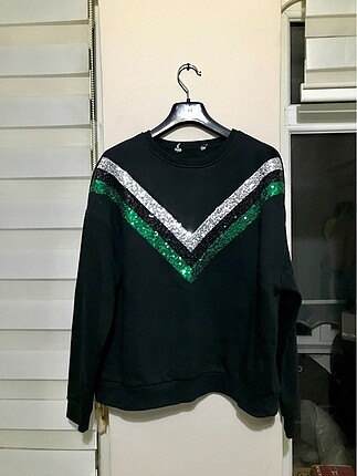 Pul Detaylı Sweatshirt