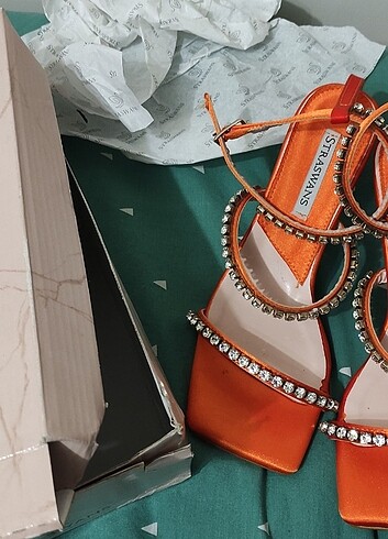 Stradivarius Turuncu saten taşlı sandalet