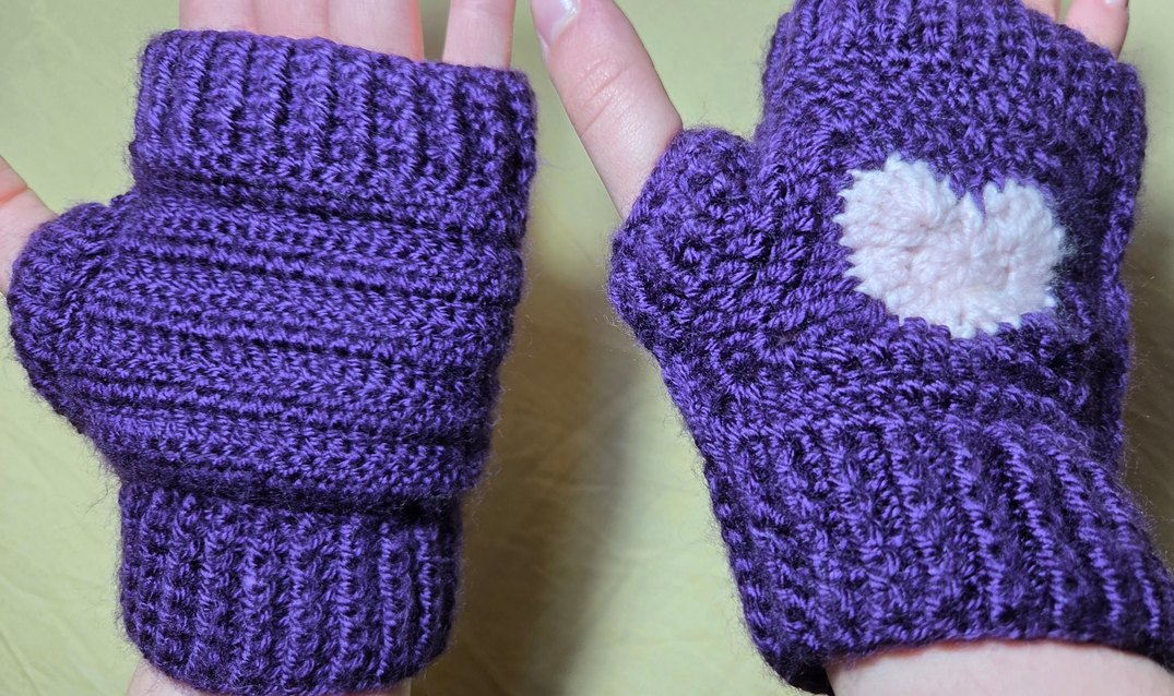 Mor Örgü Parmaksız Eldiven Kalpli - Görsel 2