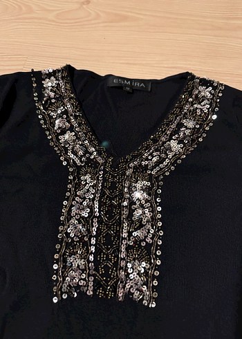 Boncuk İşlemeli Siyah V Yaka Uzun Kollu Bluz - Görsel 2