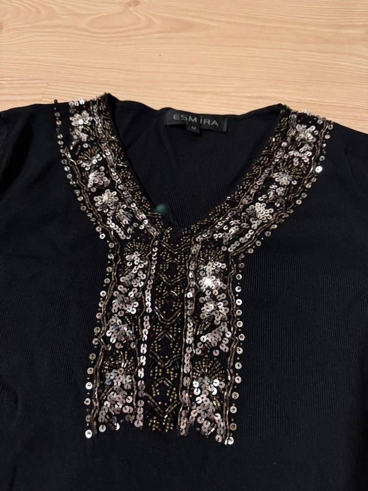 Boncuk İşlemeli Siyah V Yaka Uzun Kollu Bluz - Görsel 2