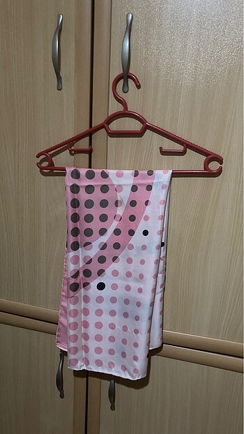 pembe desenli eşarp