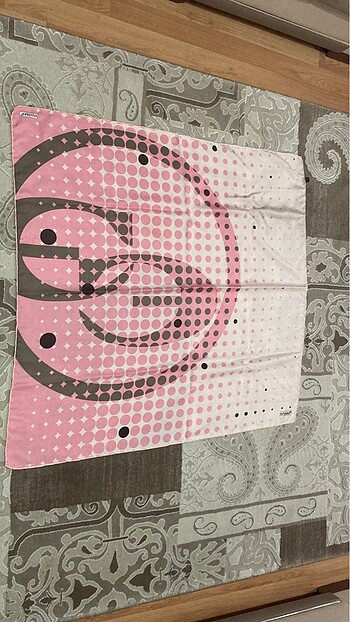 Diğer pembe desenli eşarp