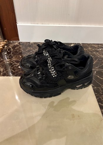 37 Beden siyah Renk Skechers ayakkabı
