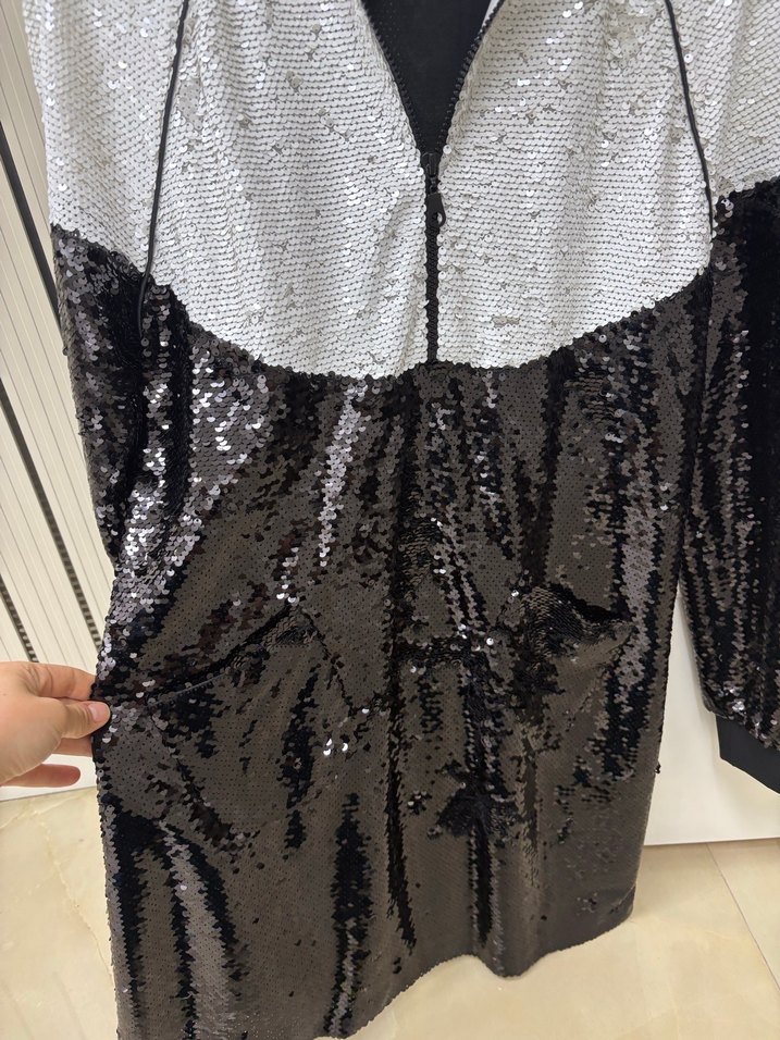 Parlak Siyah Beyaz Uzun Kollu Abiye Elbise - Görsel 3