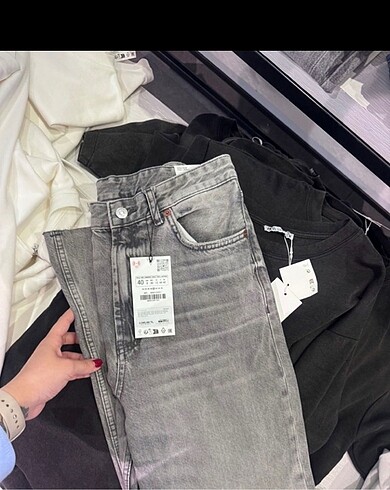 Zara ZARA TRF HIGH-RISE WIDE LEG JEAN