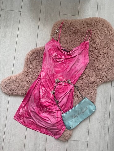 Bershka pembe gül desenli elbise