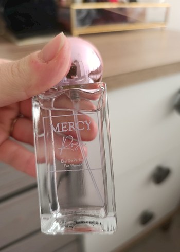 Kadın Parfümü Pembe Kapaklı Şişe - Görsel 2