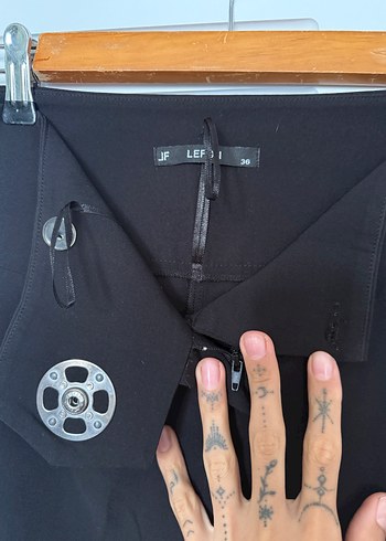 Toka Detaylı Siyah Çizgili Kumaş Kadın Pantolon - Görsel 3