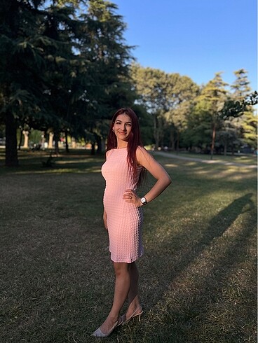 Pembe büzgülü elbise