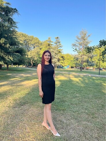 Siyah büzgülü elbise