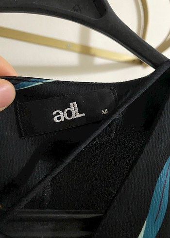 Siyah Çiçek Desenli V Yaka Kadın Bluz - Görsel 2