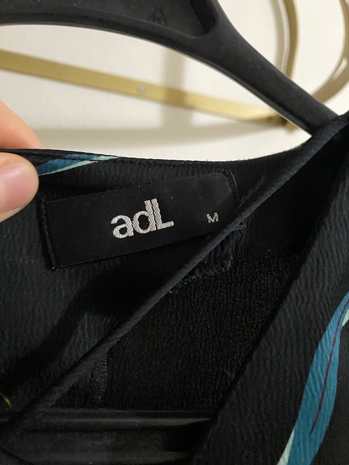 Siyah Çiçek Desenli V Yaka Kadın Bluz - Görsel 2