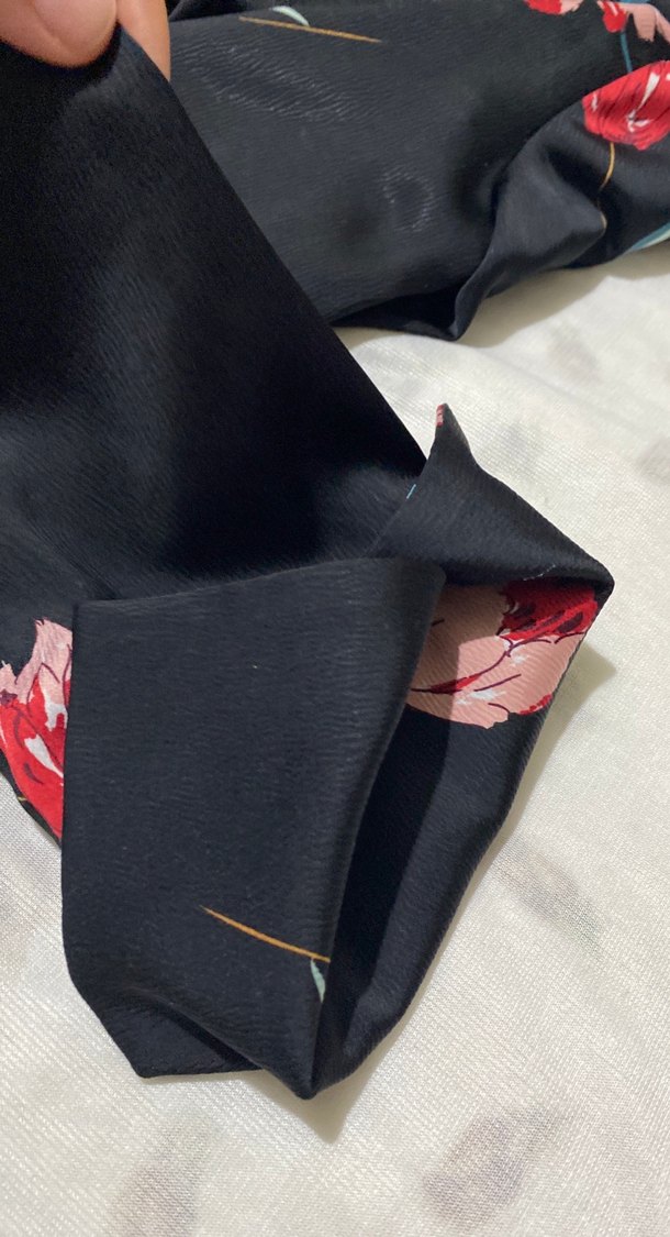 Siyah Çiçek Desenli V Yaka Kadın Bluz - Görsel 3