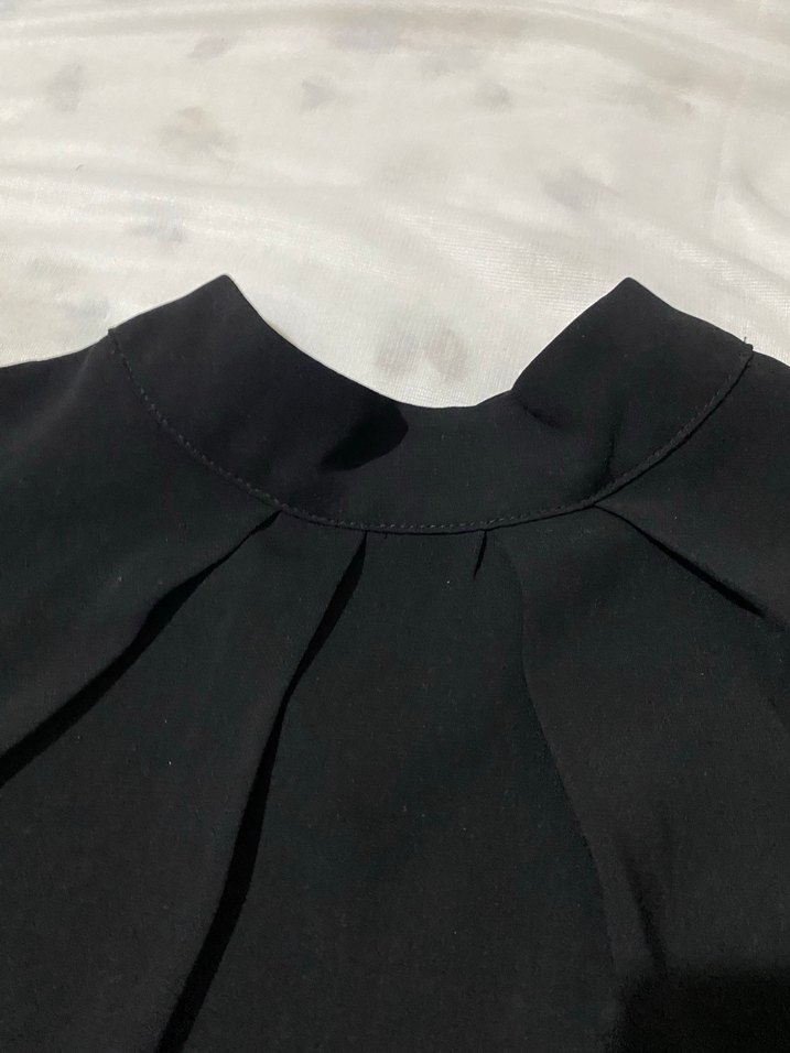 Siyah Kolsuz Keten Yüksek Yakalı Kadın Bluz - Görsel 3