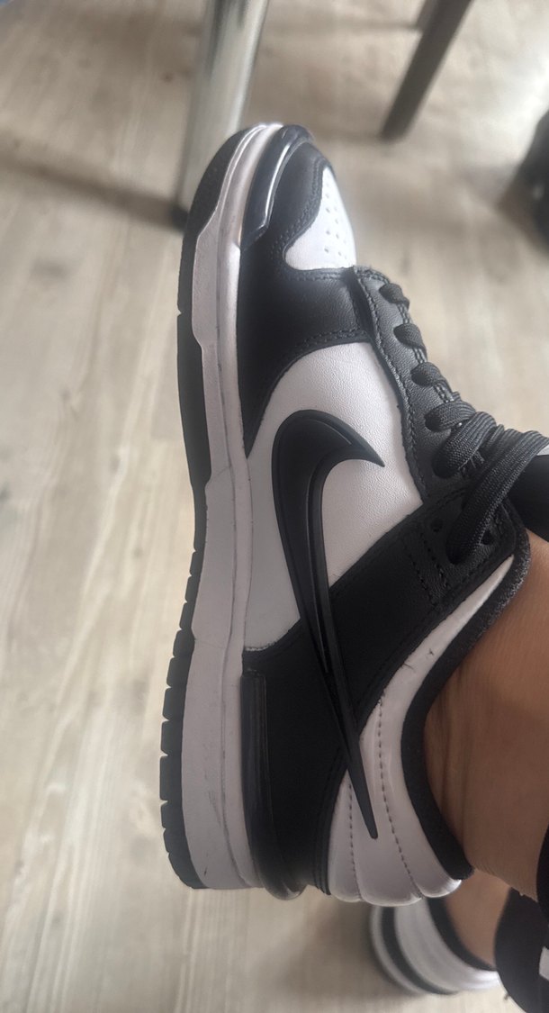 Nike Beyaz Siyah Bağcıklı Spor Ayakkabı - Görsel 2