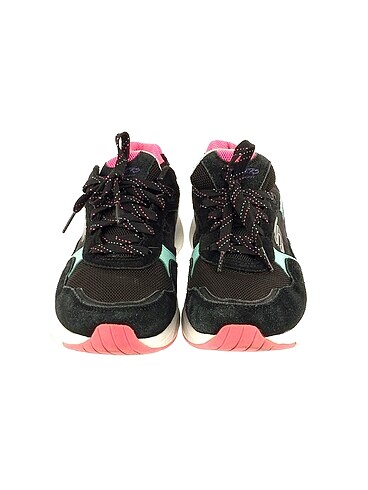 38 Beden Skechers Spor Ayakkabı %70 İndirimli.