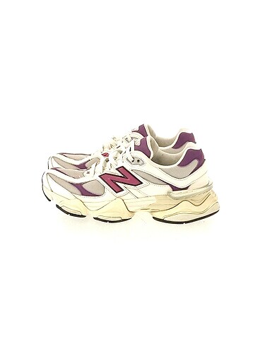 New Balance Spor Ayakkabı %70 İndirimli.