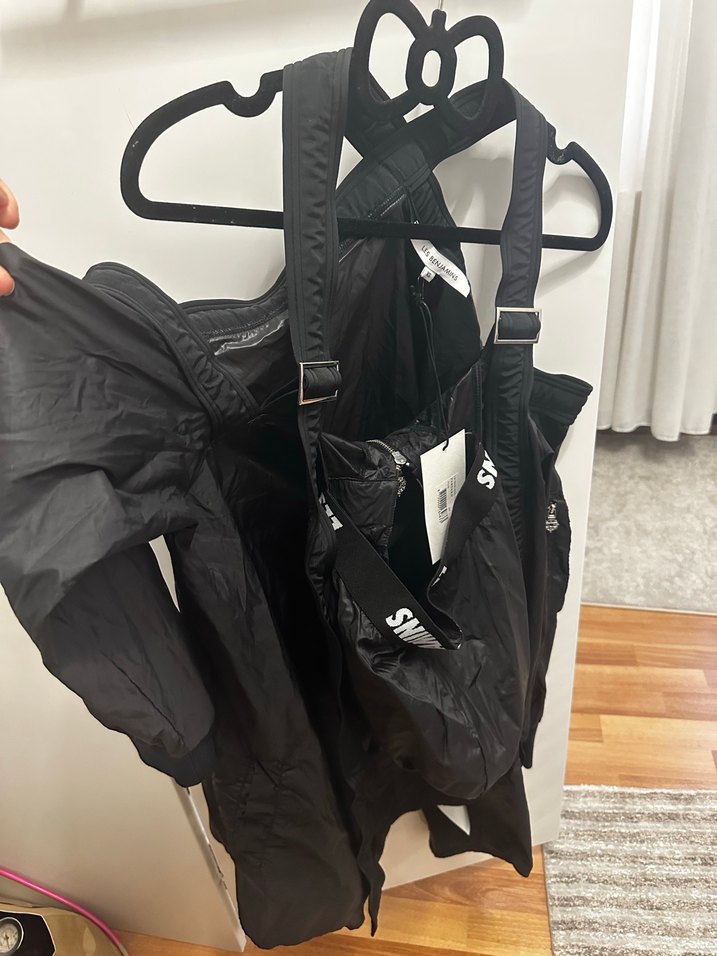 Siyah omuz dekolteli şapkalı yağmurluk - Görsel 3