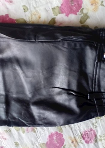 Bershka Kadın Siyah Deri Kemerli Pantolon