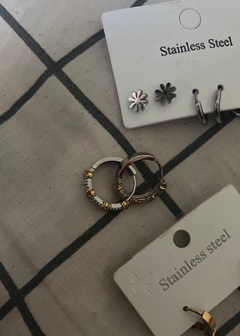 Gri Minimalist Mini Boncuklu Çelik Küpeler - Görsel 4