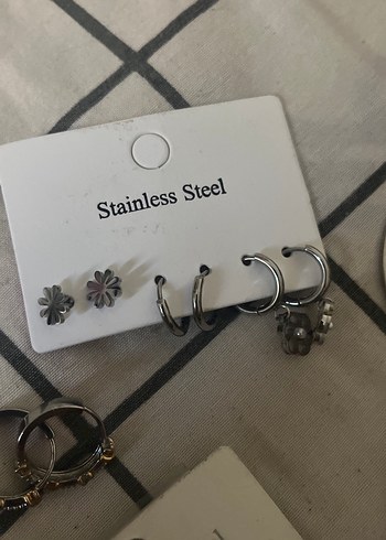 Gri Minimalist Mini Boncuklu Çelik Küpeler - Görsel 3