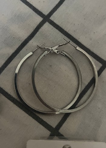 Gri Minimalist Mini Boncuklu Çelik Küpeler - Görsel 6