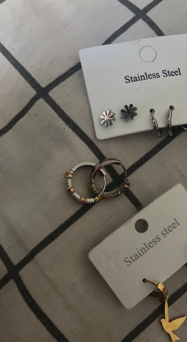 Gri Minimalist Mini Boncuklu Çelik Küpeler - Görsel 4